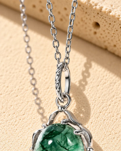 Collar de Ágata Musgosa Redonda en Plata 925 - primer plano del asa y la parte superior del engaste