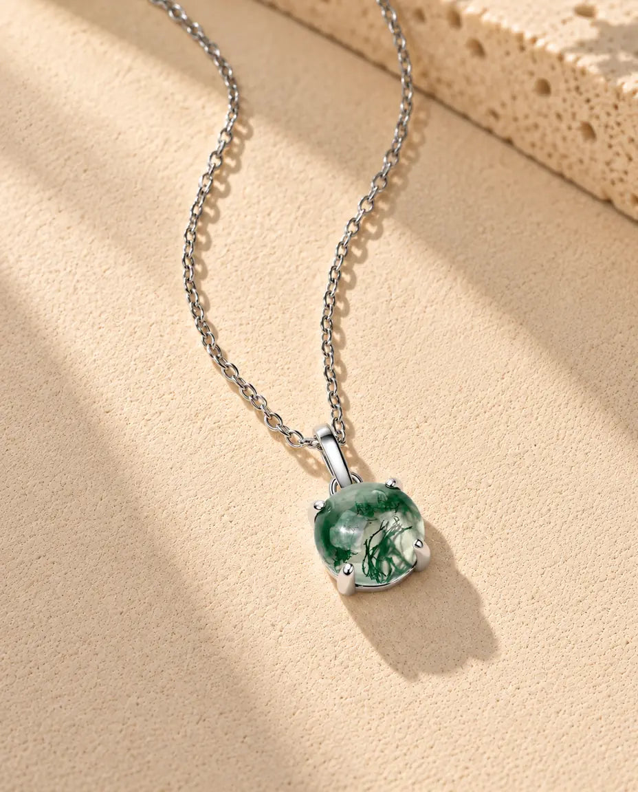 Collar de Ágata Musgosa Redonda en Plata 925 - visto en ángulo sobre una superficie clara con textura