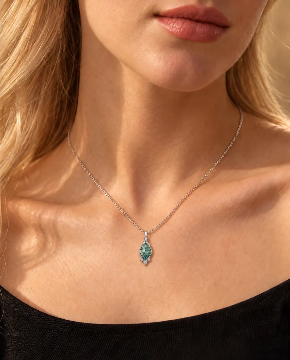 Collar de Ágata Musgosa en Rombo en Plata 925 - llevado por una modelo, primer plano en la clavícula