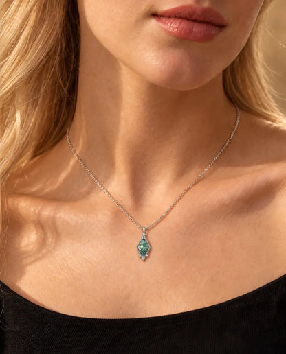 Collar de Ágata Musgosa en Rombo en Plata 925 - llevado por una modelo, primer plano en la clavícula