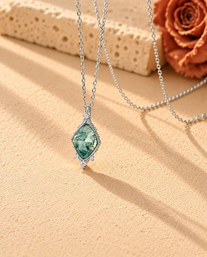 Collar de Ágata Musgosa en Rombo en Plata 925 - visto en ángulo sobre una superficie clara con textura