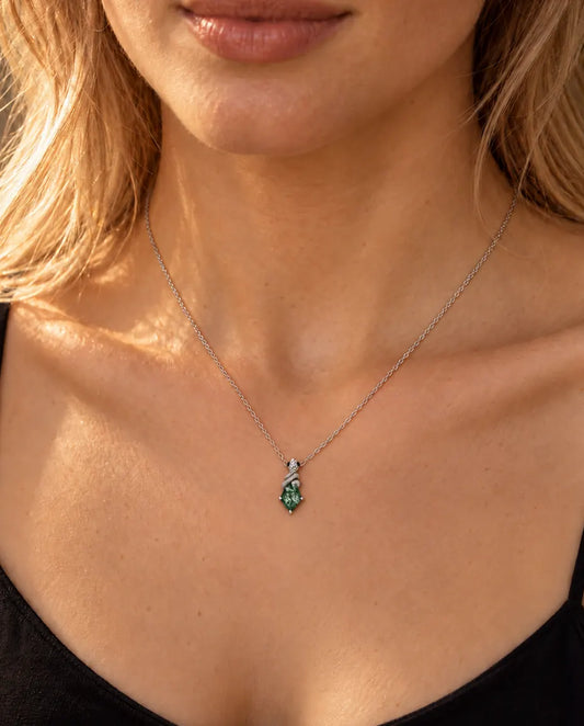Collar de Ágata Musgosa con Serpiente en Plata 925 - llevado por una modelo, primer plano en la clavícula