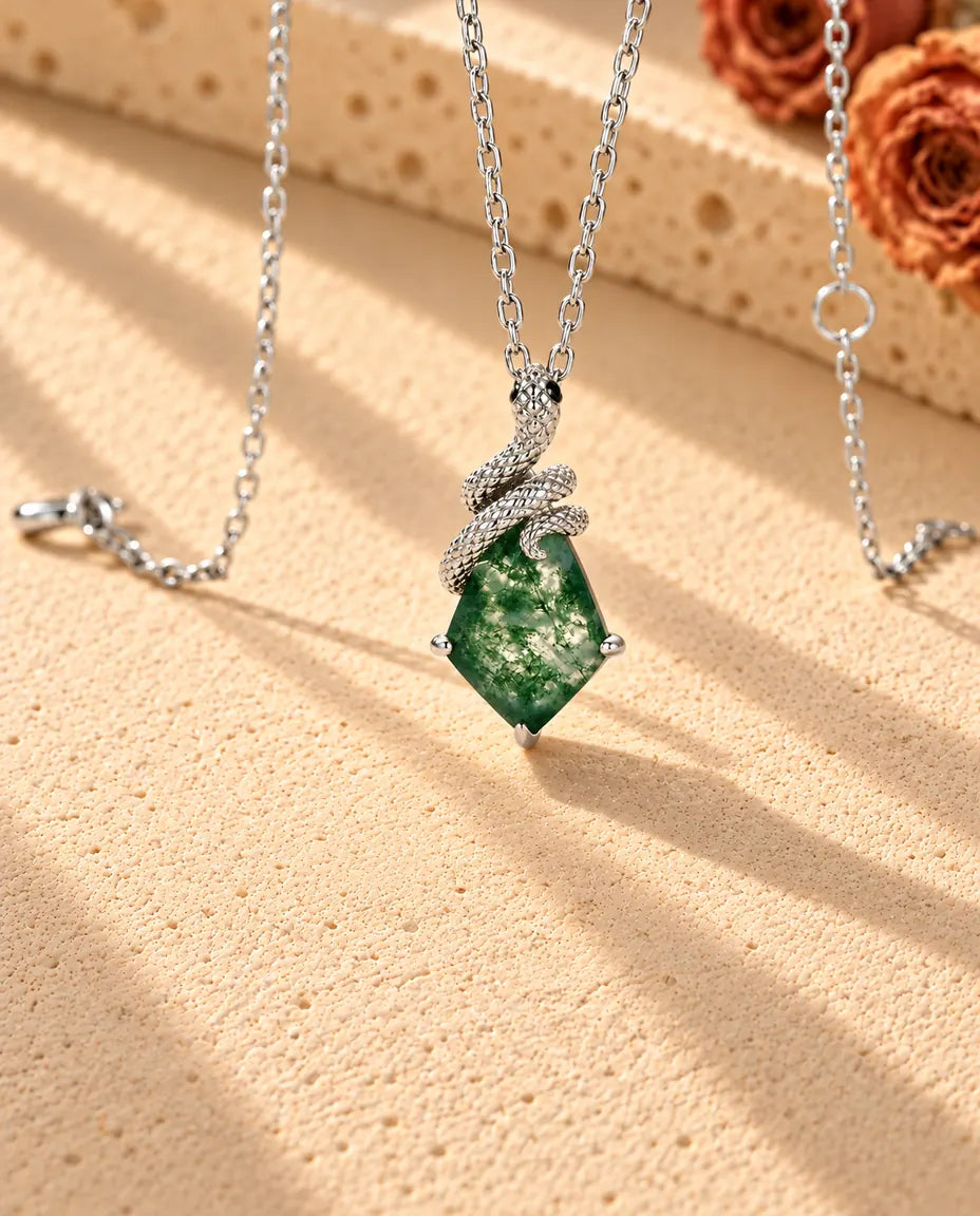 Collar de Ágata Musgosa con Serpiente en Plata 925 - visto en ángulo sobre una superficie clara con textura