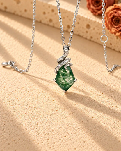 Collar de Ágata Musgosa con Serpiente en Plata 925 - visto en ángulo sobre una superficie clara con textura
