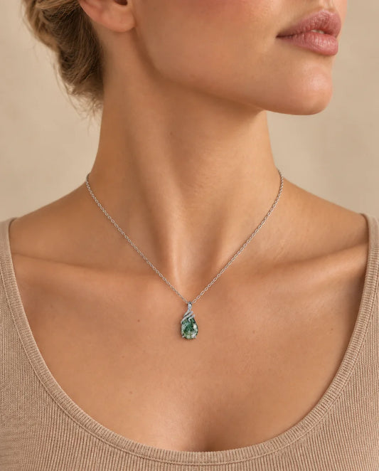 Collar de ágata musgosa - llevado por una modelo