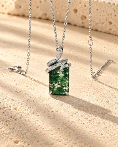 Collar de Ágata Musgosa con Serpiente en Plata 925 - visto en ángulo sobre una superficie clara con textura
