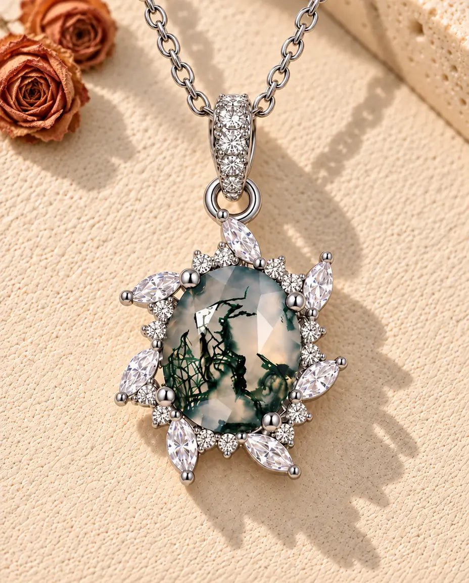 Collar de Ágata Musgosa Sol en Plata 925 - sobre una superficie clara con textura junto a un bloque de travertino
