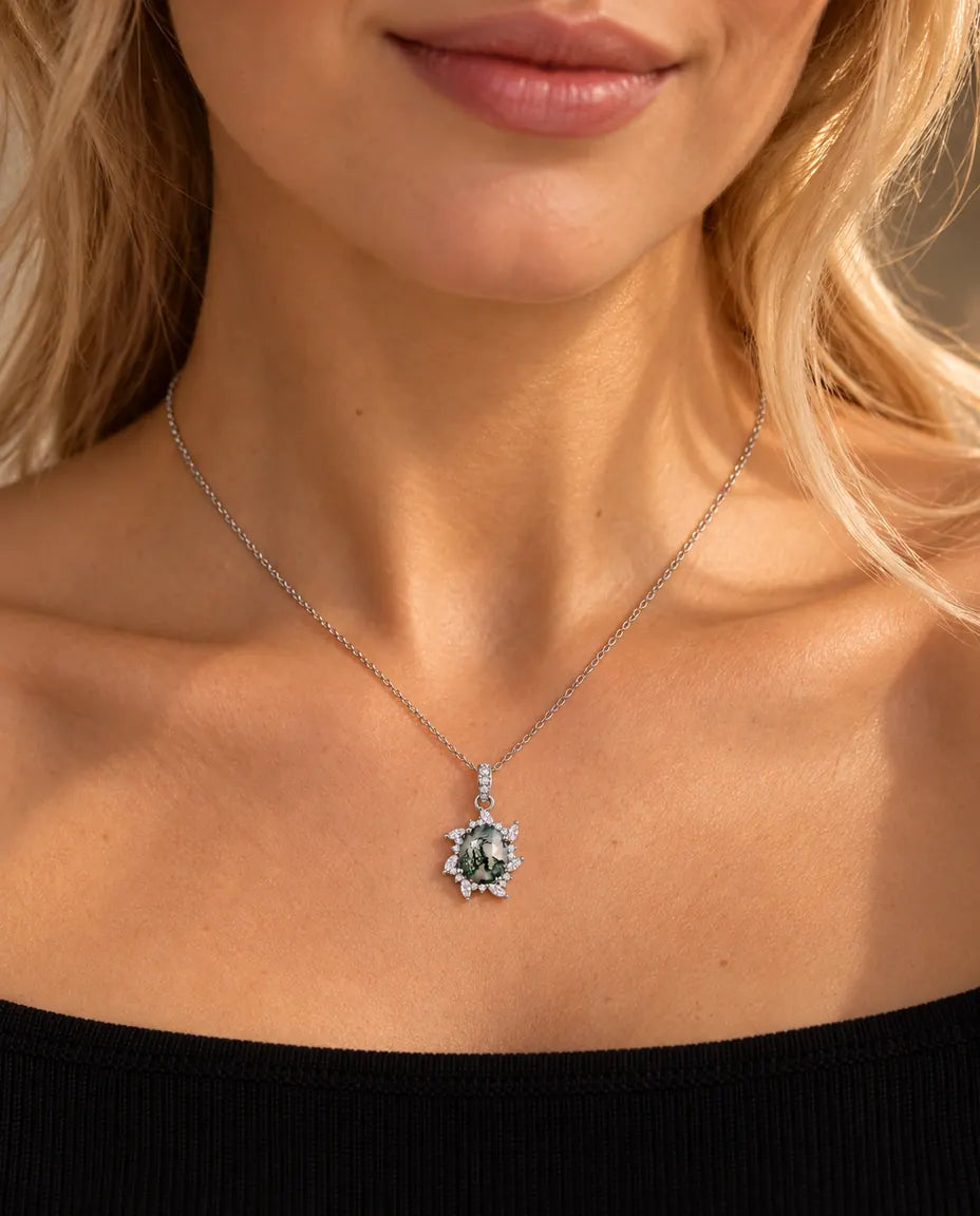 Collar de Ágata Musgosa Sol en Plata 925 - llevado por una modelo, primer plano en la clavícula