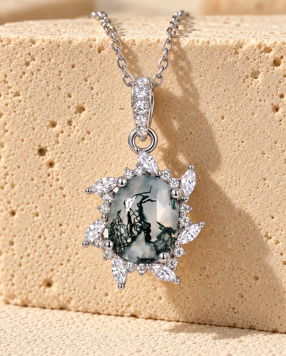 Collar de Ágata Musgosa Sol en Plata 925 - colgado sobre un bloque de travertino