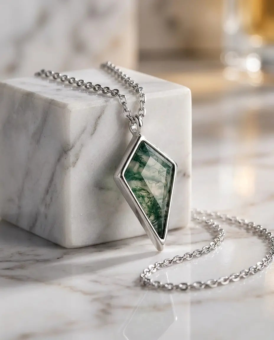 Collar de ágata musgosa – colgante rombo de talla cometa en plata de ley 925, diseño geométrico