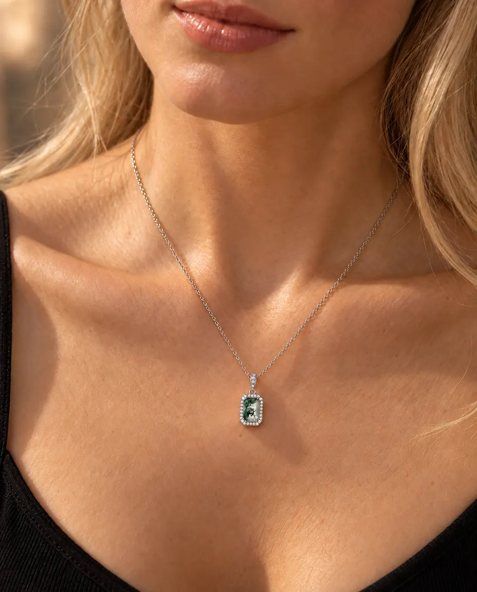 Collar de Ágata Musgosa Talla Esmeralda en Plata 925 - llevado por una modelo, primer plano en la clavícula