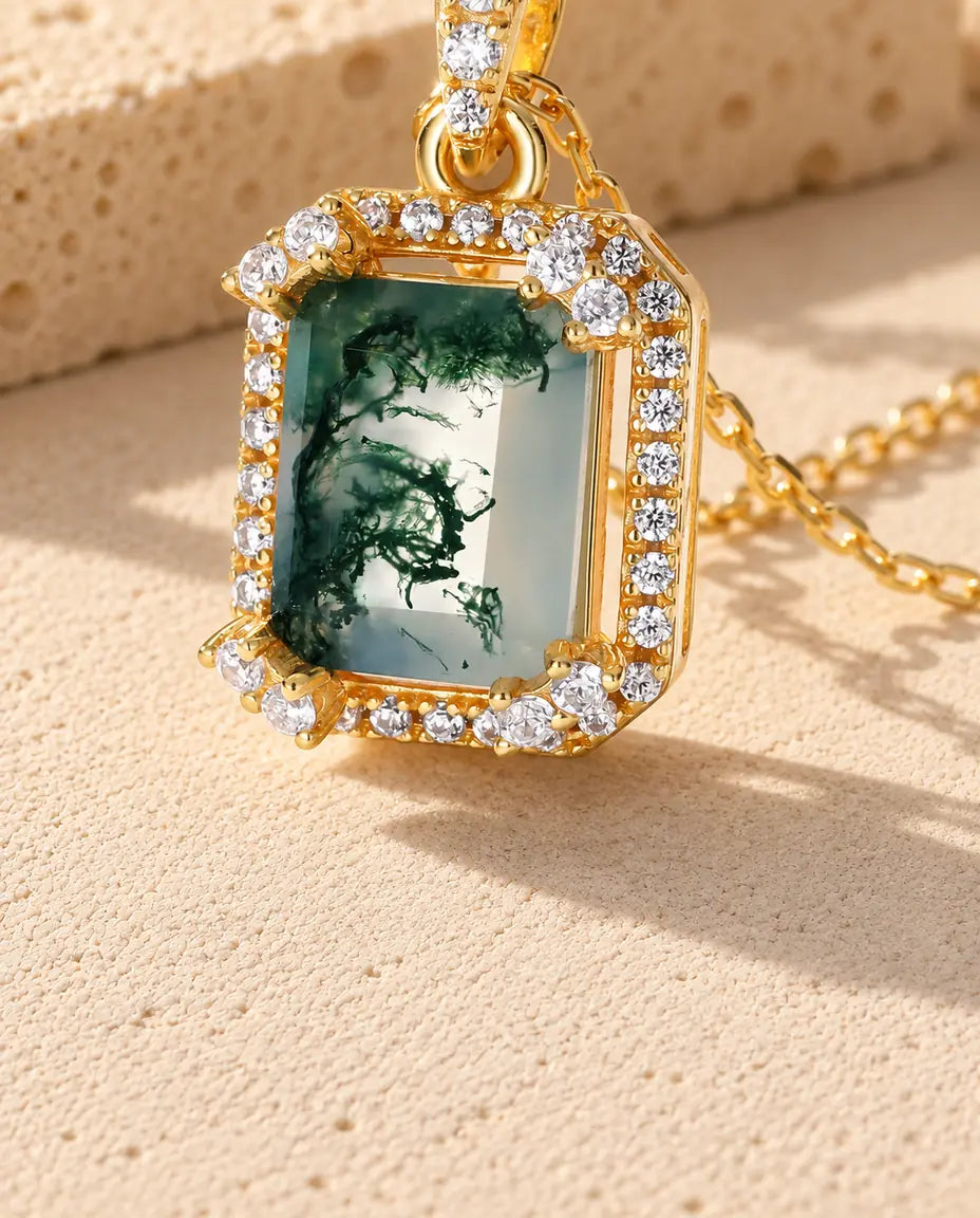 Collar de Ágata Musgosa Talla Esmeralda en Plata 925 - primer plano del ágata musgosa y su engaste