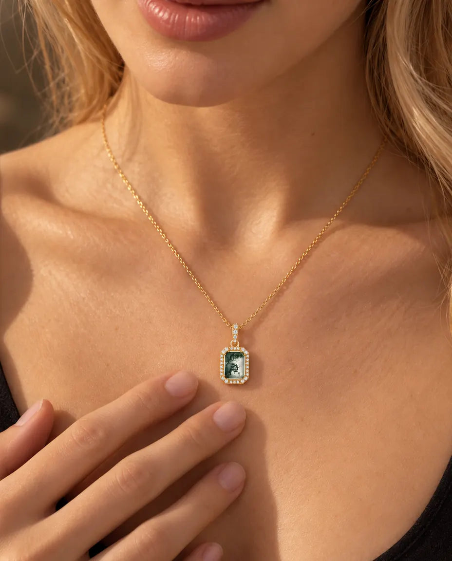 Collar de Ágata Musgosa Talla Esmeralda en Plata 925 - llevado por una modelo con las yemas de los dedos sobre el pecho