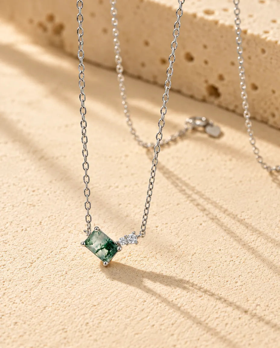 Collar de Ágata Musgosa en Plata 925 - visto en ángulo sobre una superficie clara con textura