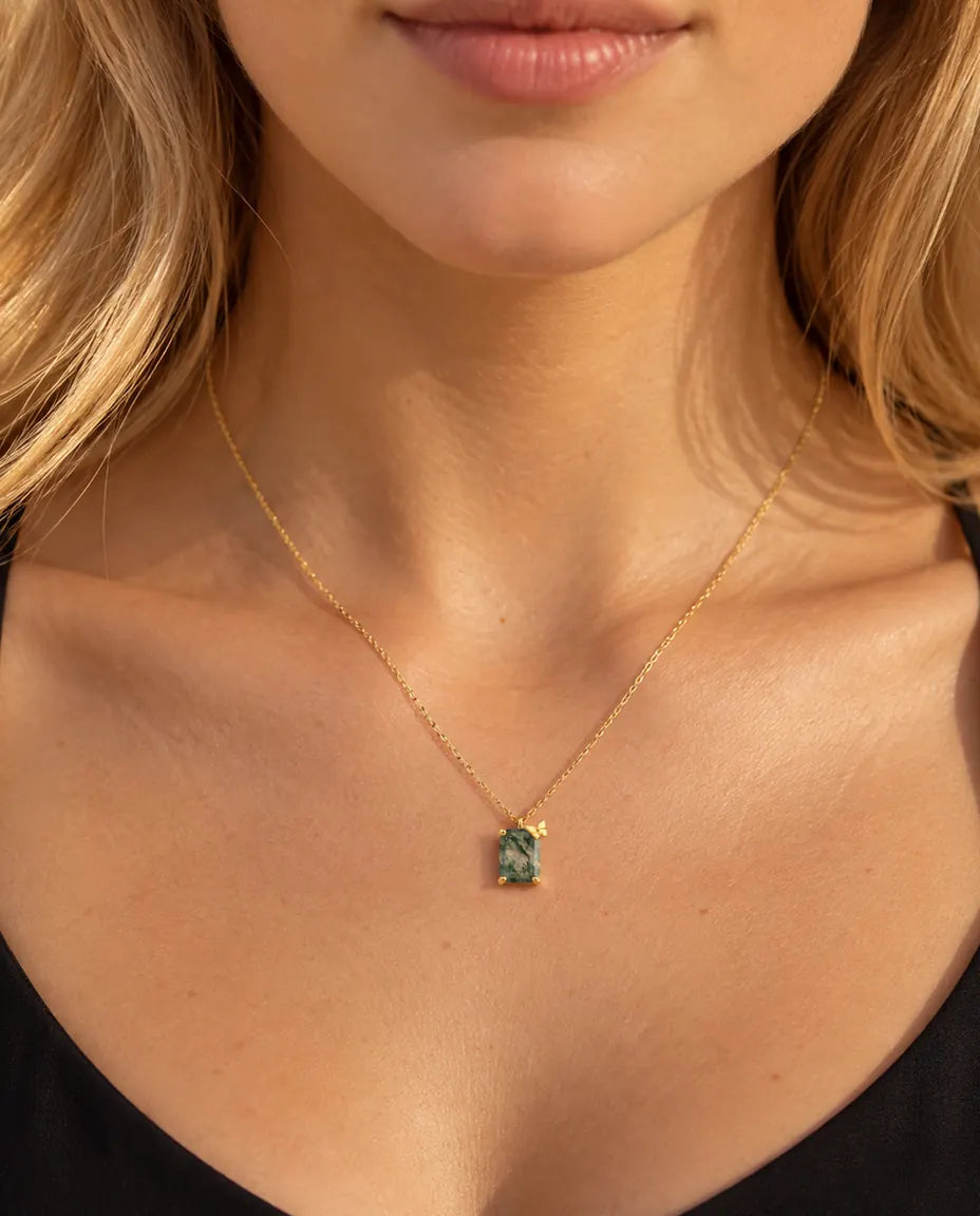 Collar de Ágata Musgosa en Plata 925 Chapada en Oro - llevado por una modelo, primer plano en la clavícula