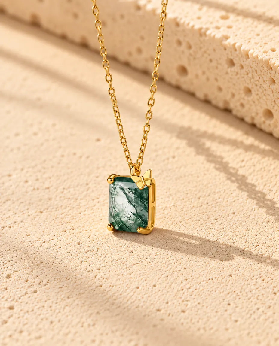 Collar de Ágata Musgosa en Plata 925 Chapada en Oro - visto en ángulo sobre una superficie clara con textura