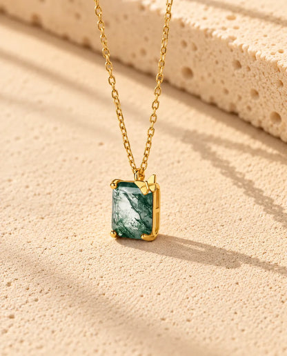 Collar de Ágata Musgosa en Plata 925 Chapada en Oro - visto en ángulo sobre una superficie clara con textura