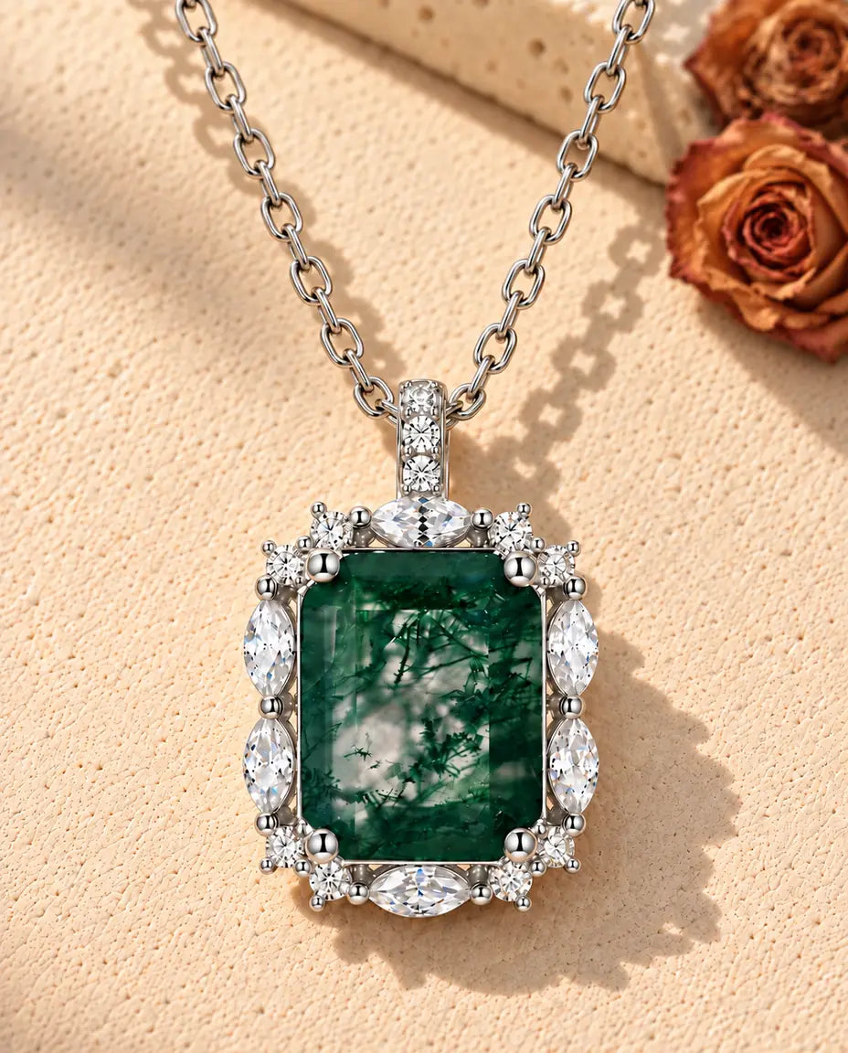 Collar de Ágata Musgosa Talla Esmeralda en Plata 925 - sobre una superficie clara con textura junto a un bloque de travertino
