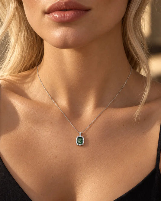 Collar de Ágata Musgosa Talla Esmeralda en Plata 925 - llevado por una modelo, primer plano en la clavícula