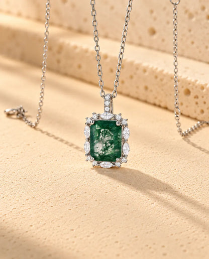 Collar de Ágata Musgosa Talla Esmeralda en Plata 925 - visto en ángulo sobre una superficie clara con textura