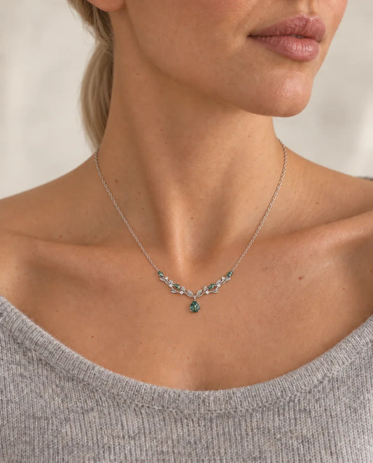 Collar de ágata musgosa - llevado por una modelo
