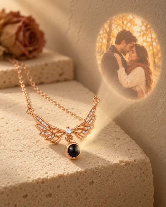 Collar de alas de ángel con foto dentro en oro rosa - proyecta la foto oculta en la pared