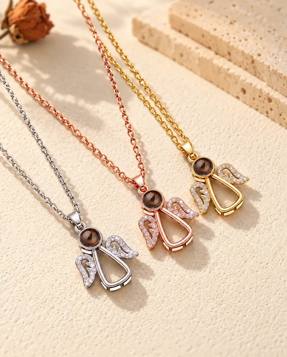 Collares de ángel plateado, color oro rosa y dorado tumbados sobre yeso