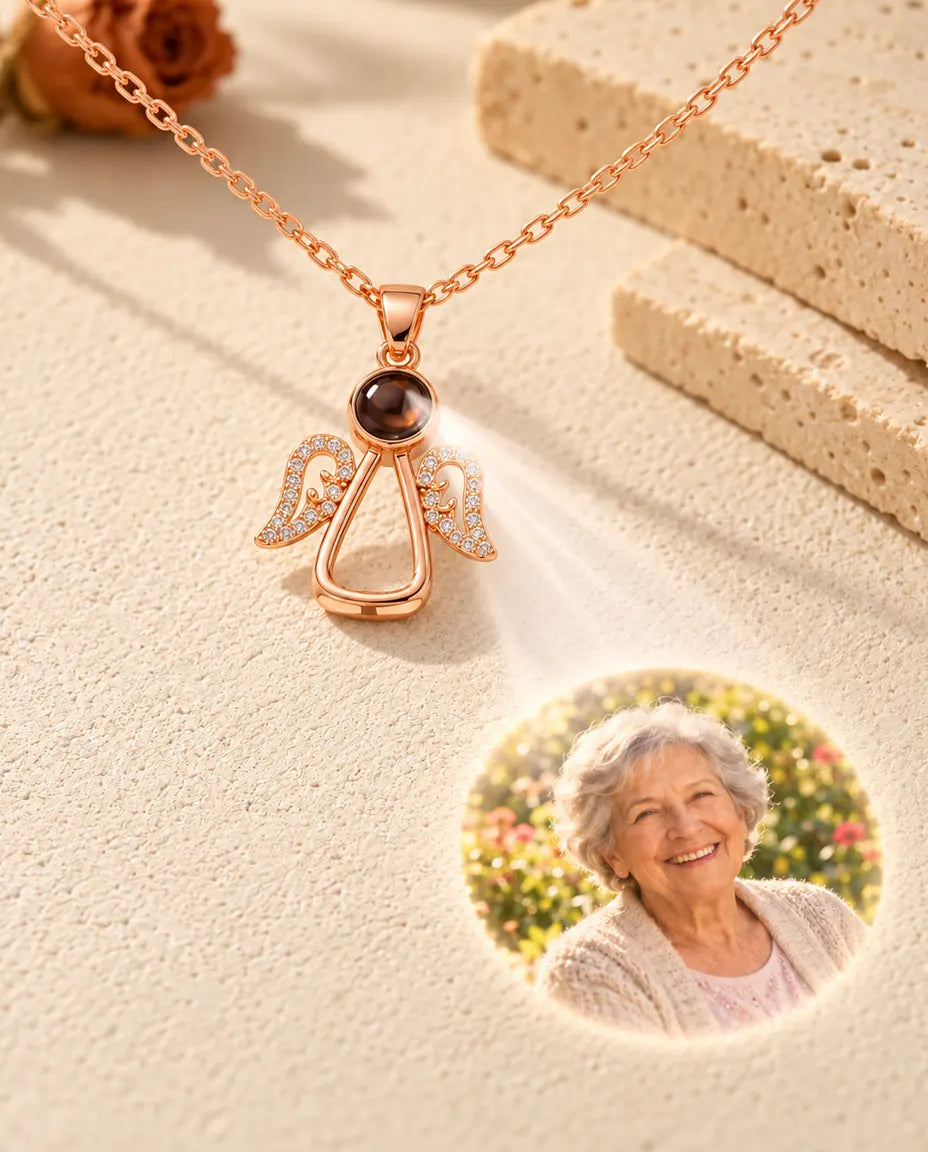 Collar de ángel en color oro rosa cuya bola muestra el retrato de una abuela sobre yeso crema