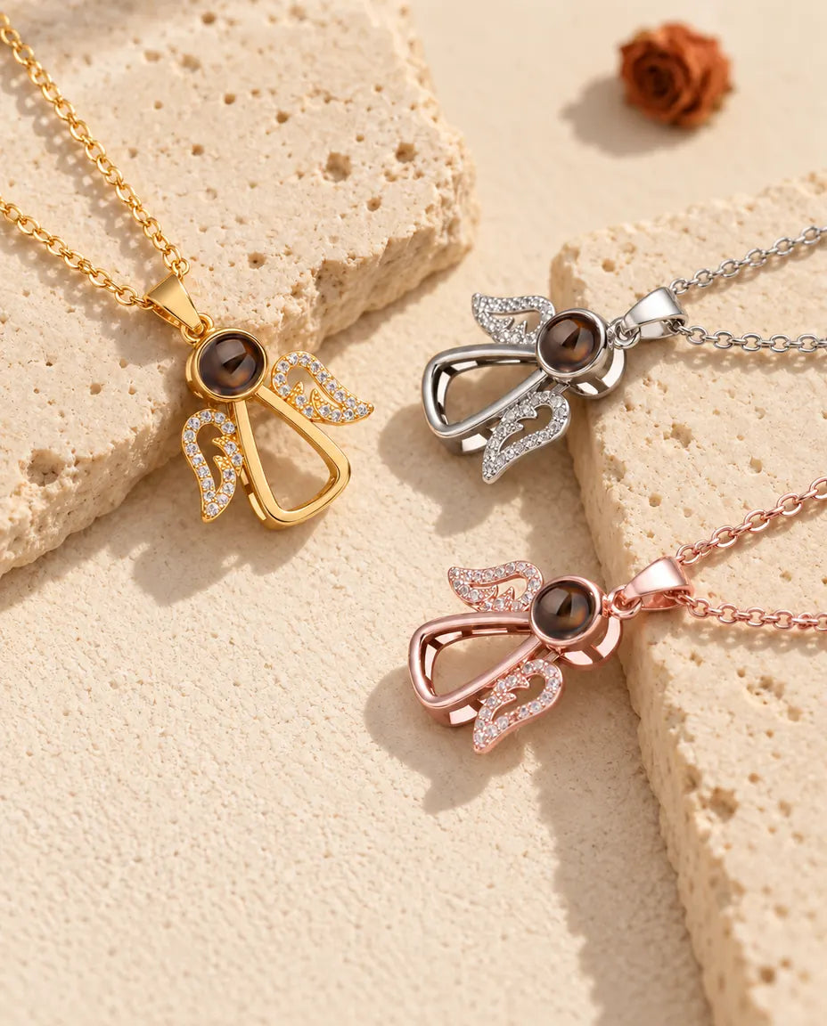 Collares de ángel con foto dentro en dorado, plateado y color oro rosa sobre travertino