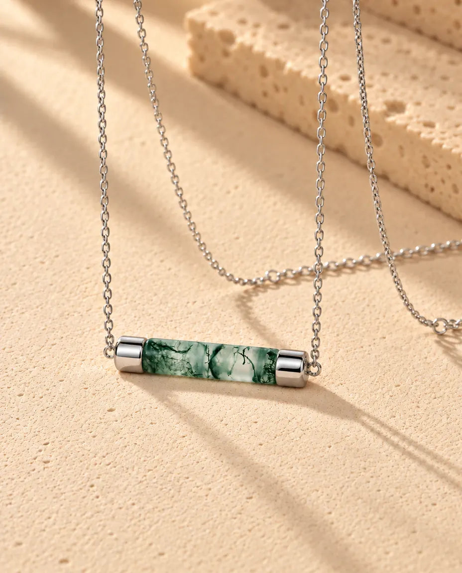 Collar de Barra de Ágata Musgosa en Plata 925 - visto en ángulo sobre una superficie clara con textura