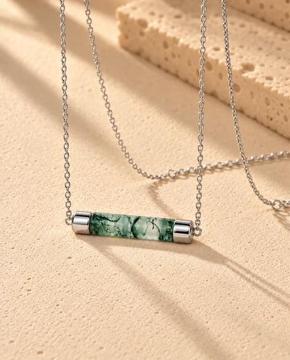 Collar de Barra de Ágata Musgosa en Plata 925 - visto en ángulo sobre una superficie clara con textura