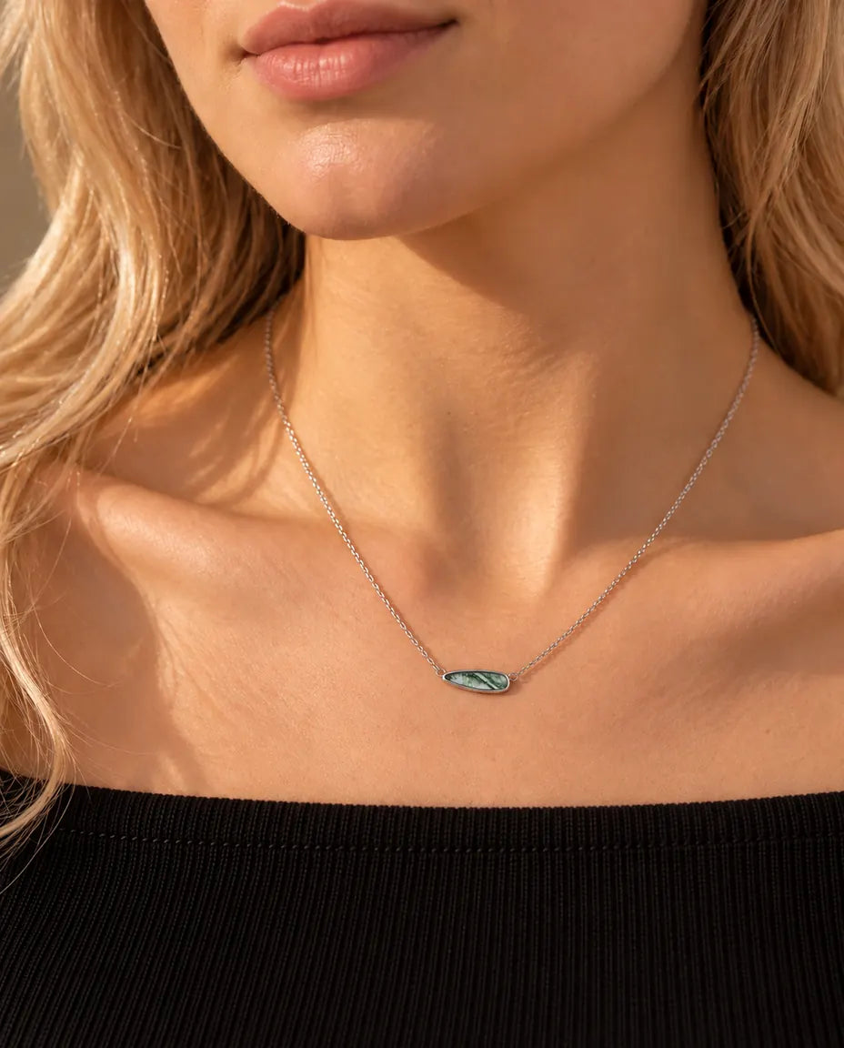 Collar Barra de Ágata Musgosa en Plata 925 - llevado por una modelo, primer plano en la clavícula