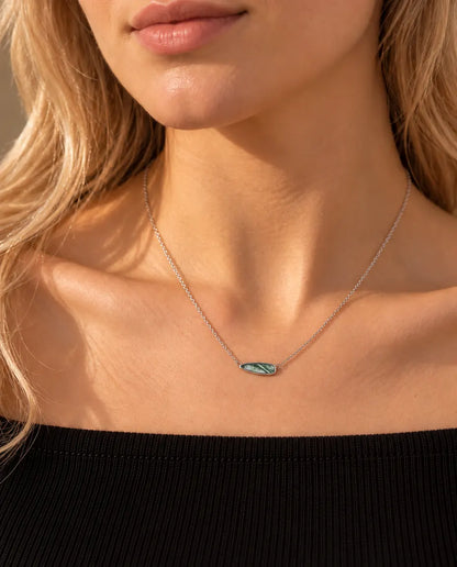 Collar Barra de Ágata Musgosa en Plata 925 - llevado por una modelo, primer plano en la clavícula