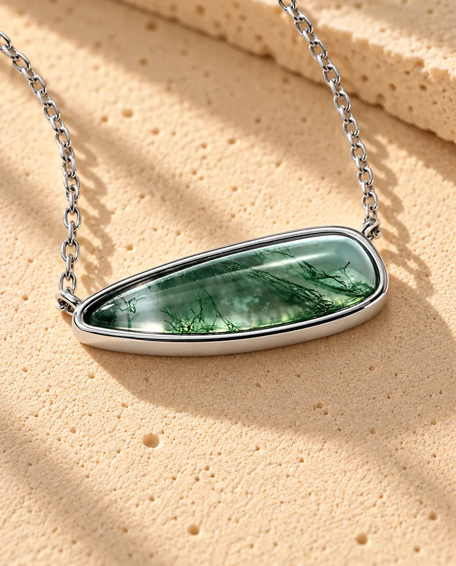 Collar Barra de Ágata Musgosa en Plata 925 - primer plano del ágata musgosa y su engaste