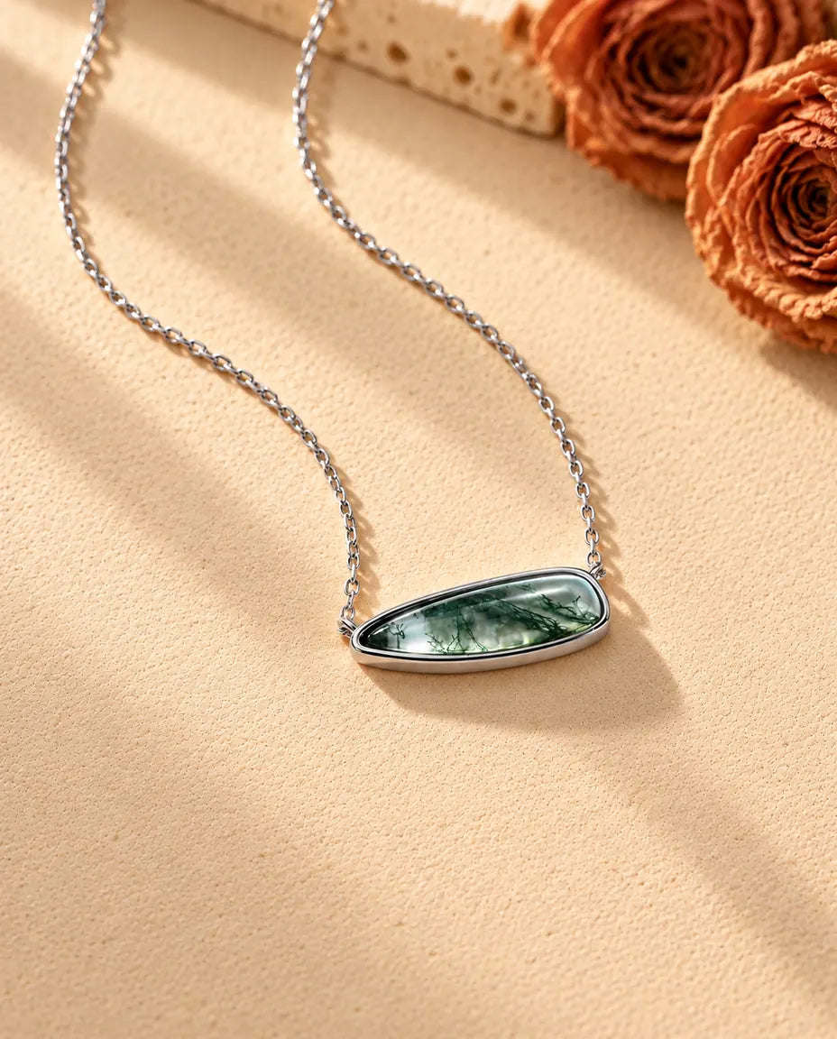 Collar Barra de Ágata Musgosa en Plata 925 - visto en ángulo sobre una superficie clara con textura