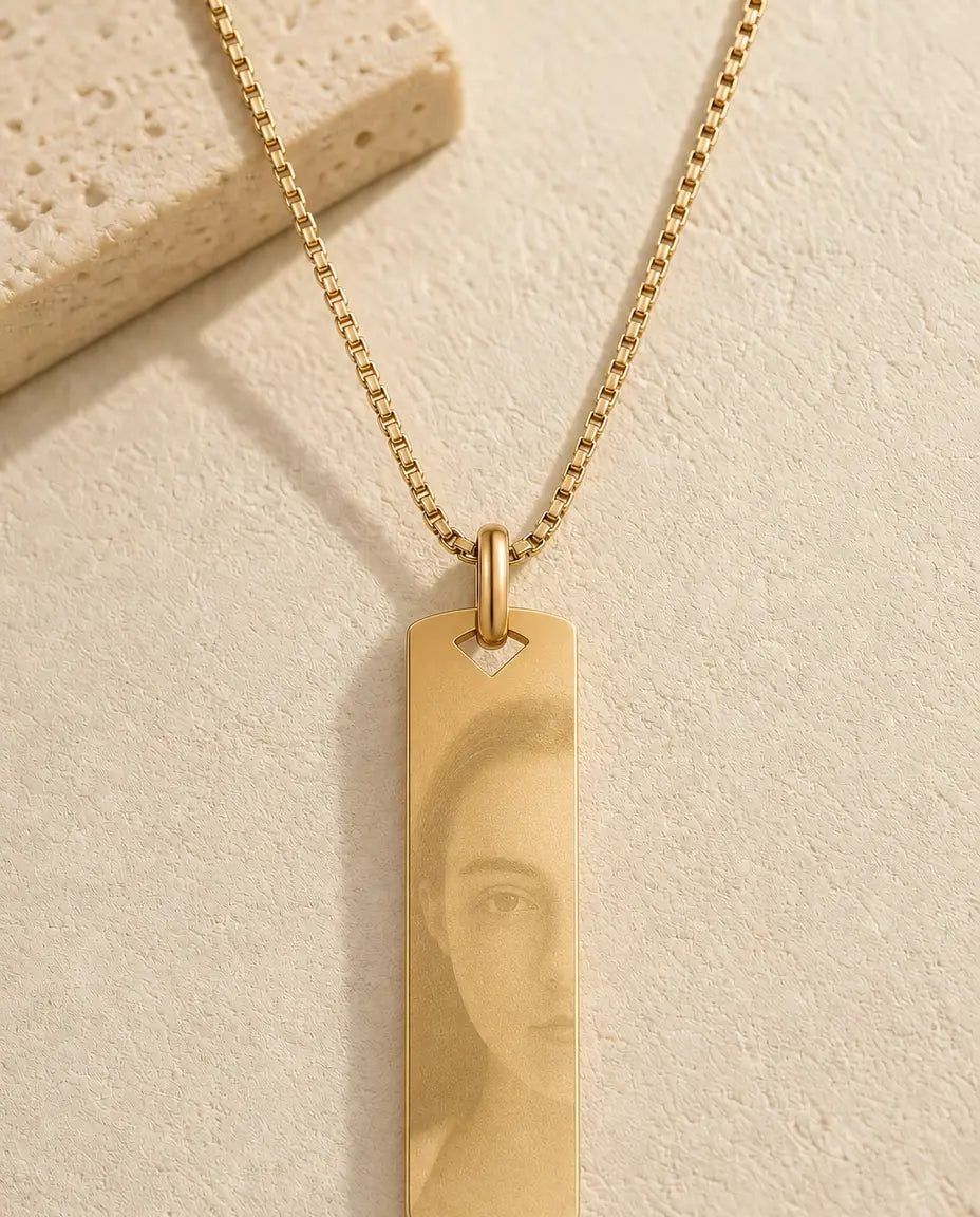 Collar de barra con foto grabada en el metal y nombre grabado detrás, en acero dorado, plateado o negro