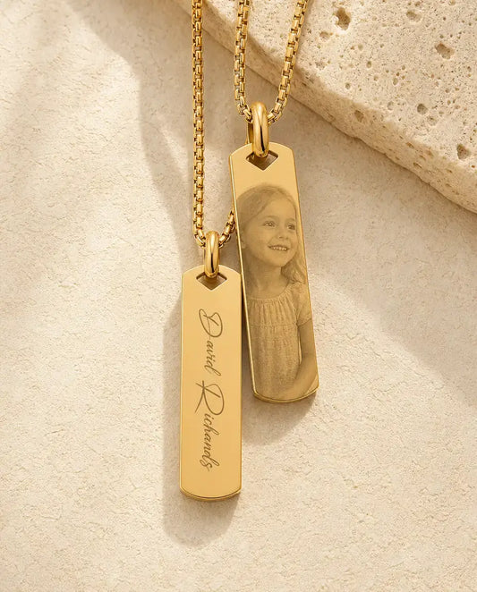 Collar de barra con foto grabada en el metal y nombre grabado detrás, en acero dorado, plateado o negro
