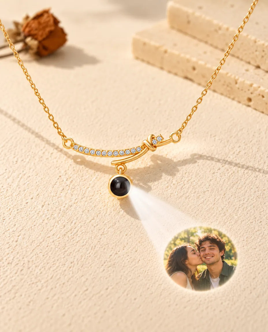 Collar de barra curva dorado que proyecta la foto de una pareja sobre yeso crema
