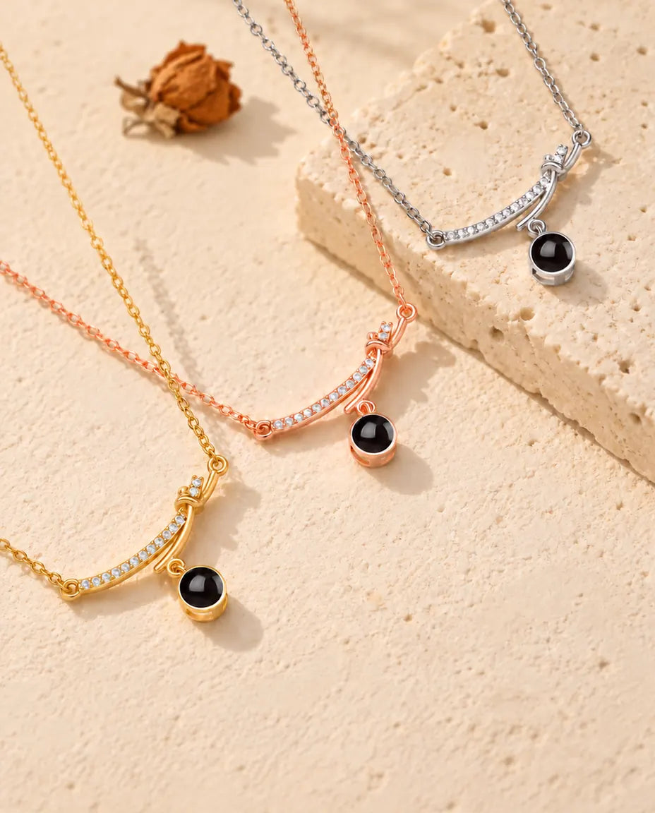 Collares de barra curva con foto dentro en plateado, dorado y color oro rosa sobre travertino