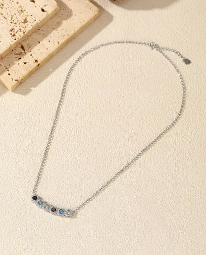 Collar Barra Degradado Azul - seis piedras azules con halo de pavé, barra curva de 34 mm, plata de ley 925
