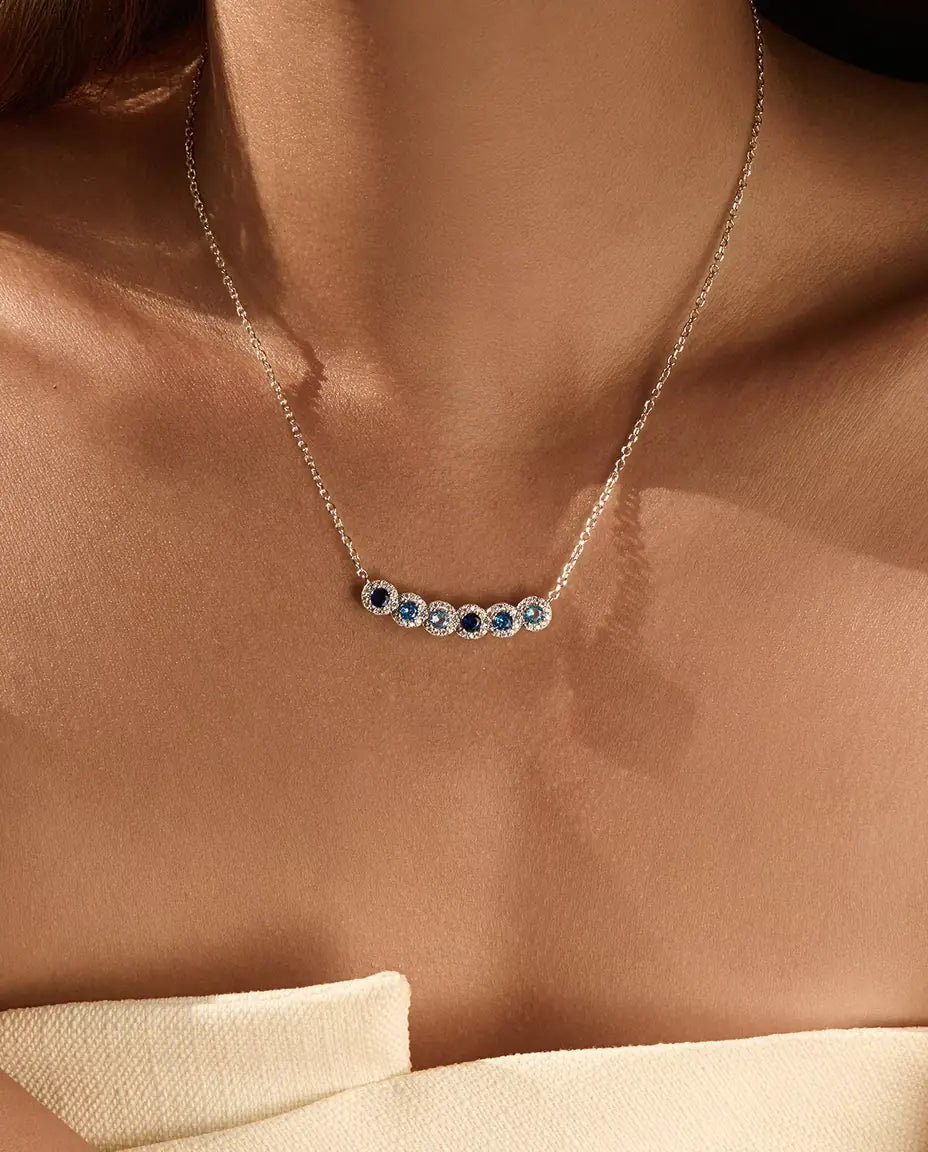 Collar Barra Degradado Azul - seis piedras azules con halo de pavé, barra curva de 34 mm, plata de ley 925