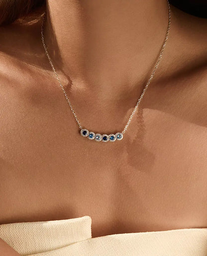 Collar Barra Degradado Azul - seis piedras azules con halo de pavé, barra curva de 34 mm, plata de ley 925