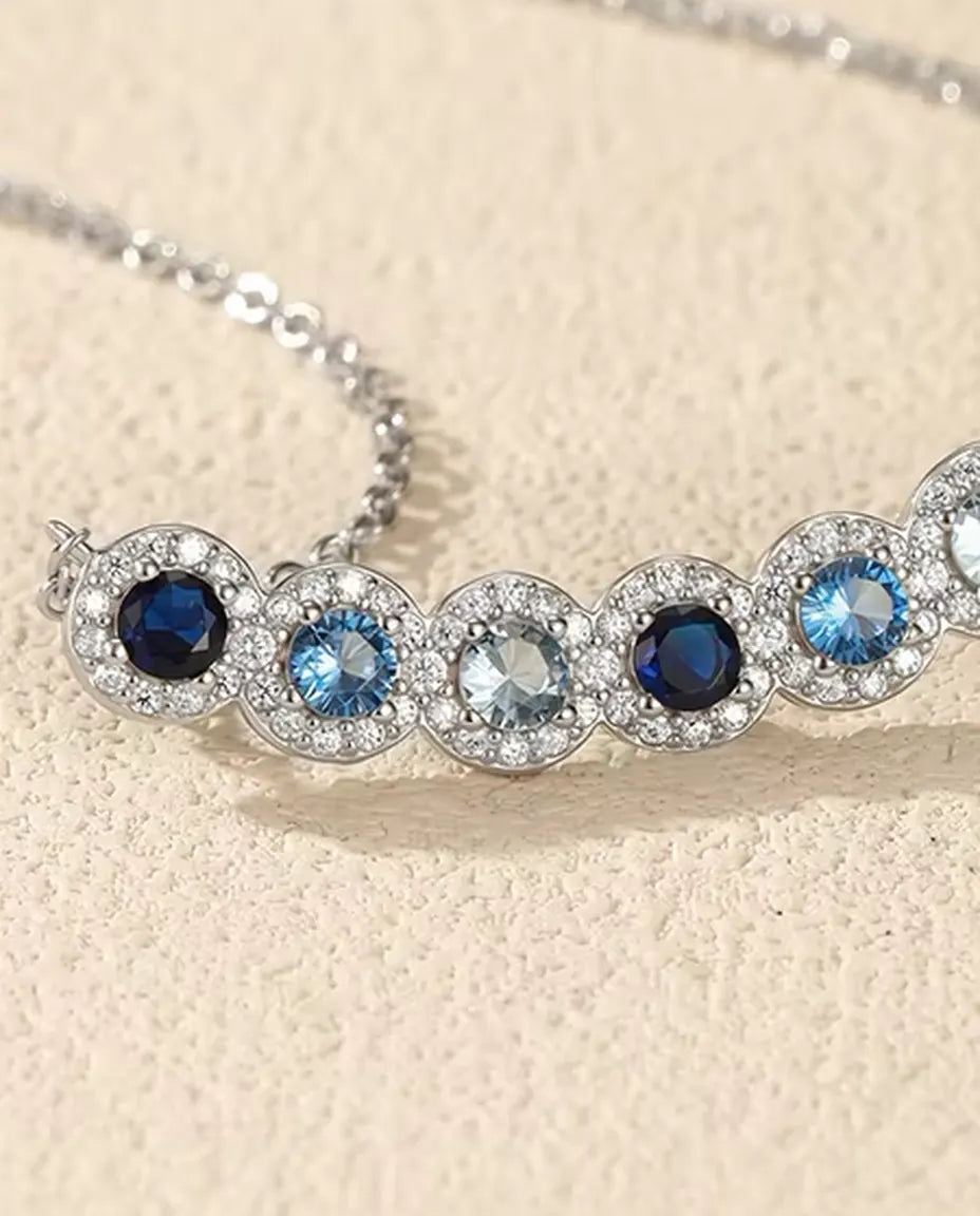 Collar Barra Degradado Azul - seis piedras azules con halo de pavé, barra curva de 34 mm, plata de ley 925