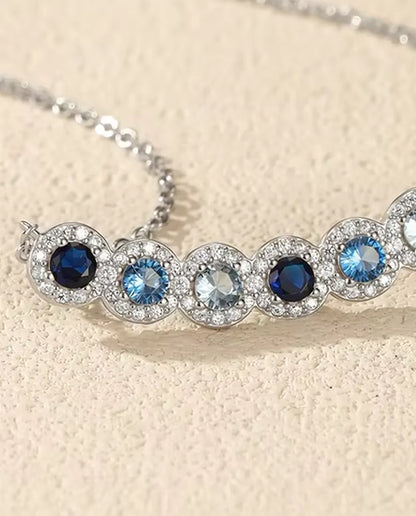 Collar Barra Degradado Azul - seis piedras azules con halo de pavé, barra curva de 34 mm, plata de ley 925