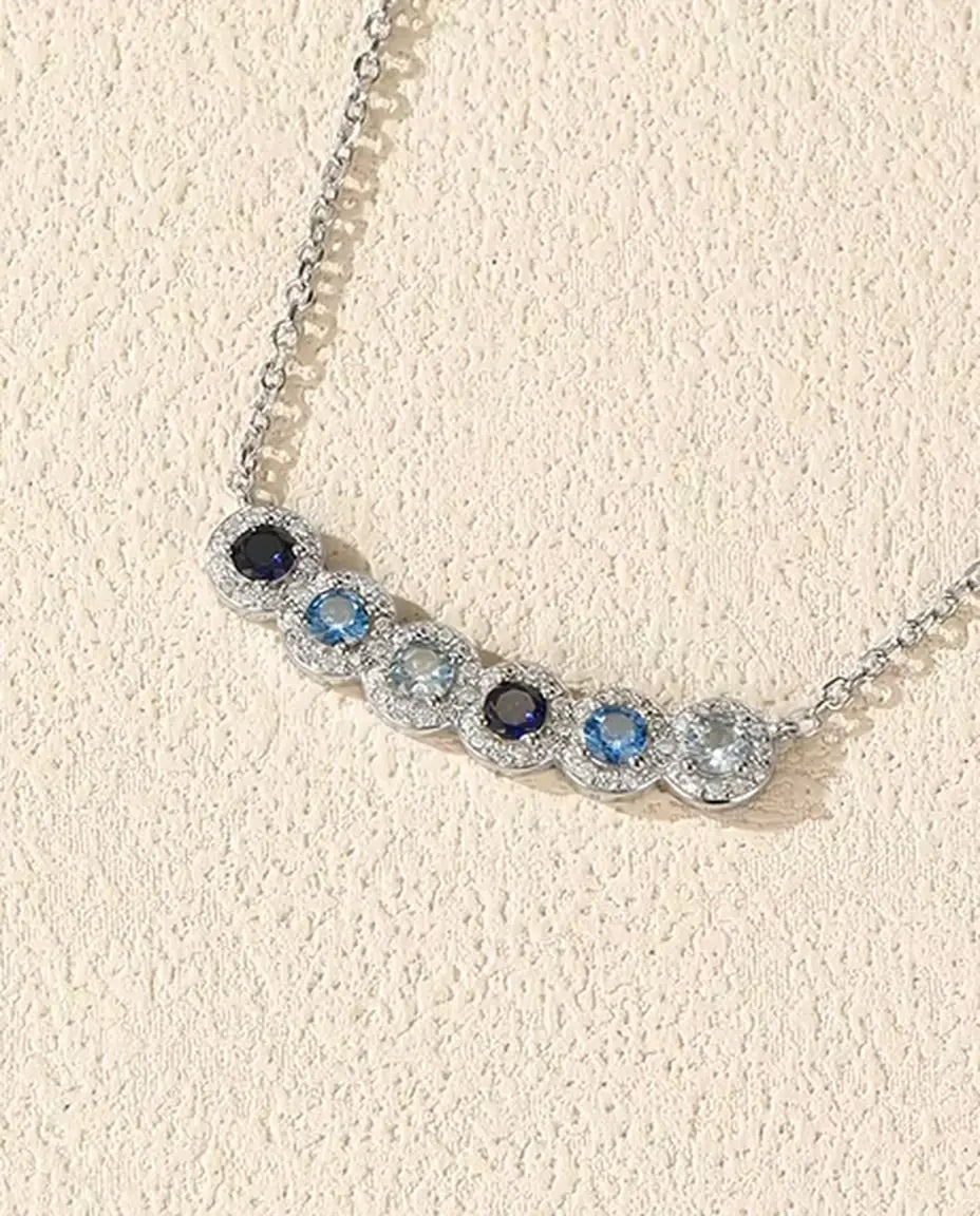 Collar Barra Degradado Azul - seis piedras azules con halo de pavé, barra curva de 34 mm, plata de ley 925