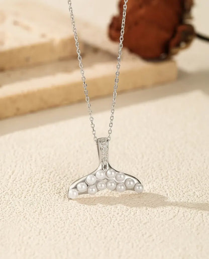 Collar Cola de Ballena con Perlas Blancas - aleta de plata y asa en pavé, cadena 40+5 cm, plata de ley 925