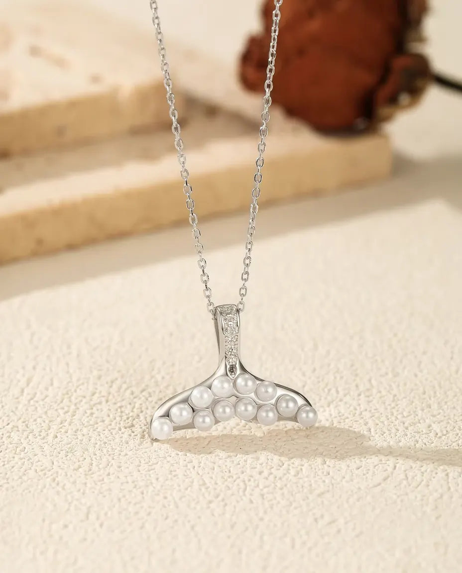 Collar Cola de Ballena con Perlas Blancas - aleta de plata y asa en pavé, cadena 40+5 cm, plata de ley 925