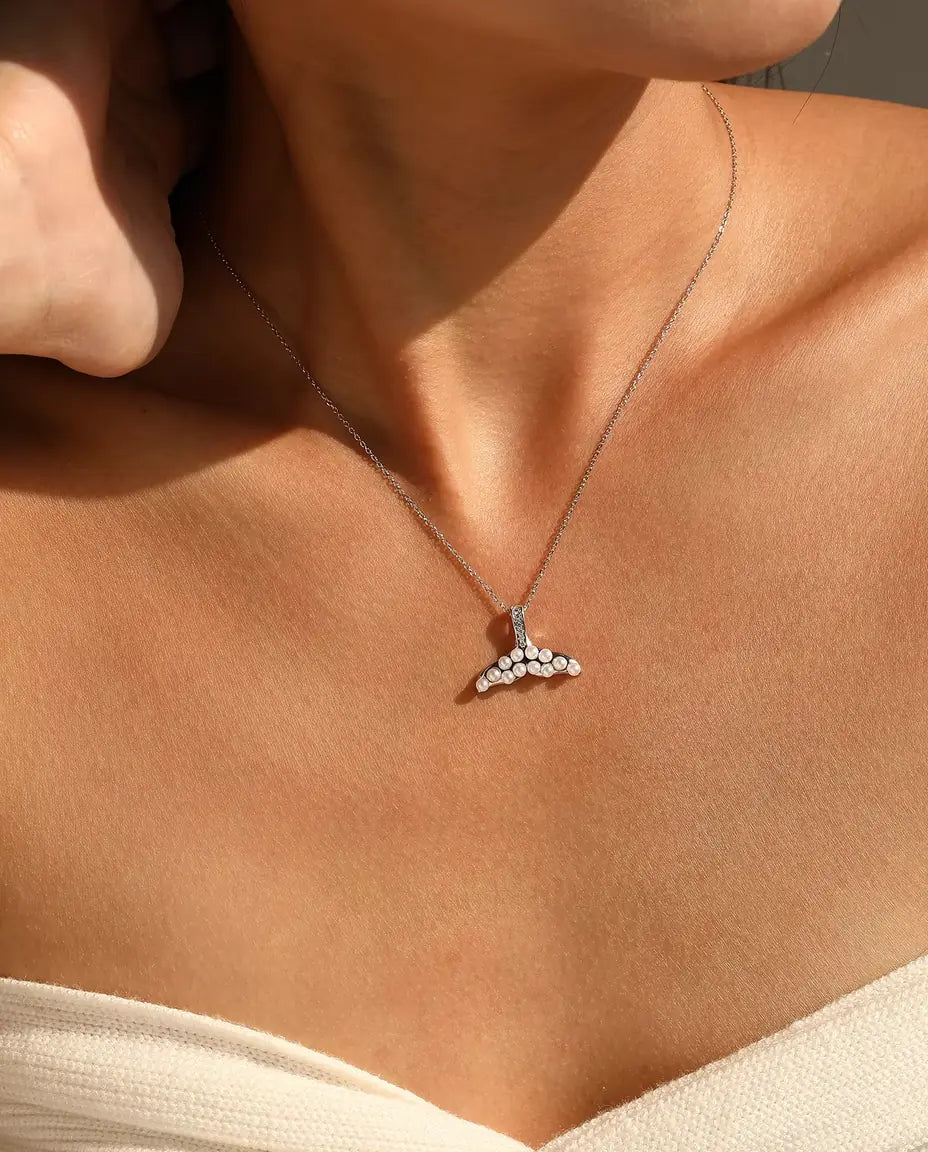 Collar Cola de Ballena con Perlas Blancas - aleta de plata y asa en pavé, cadena 40+5 cm, plata de ley 925