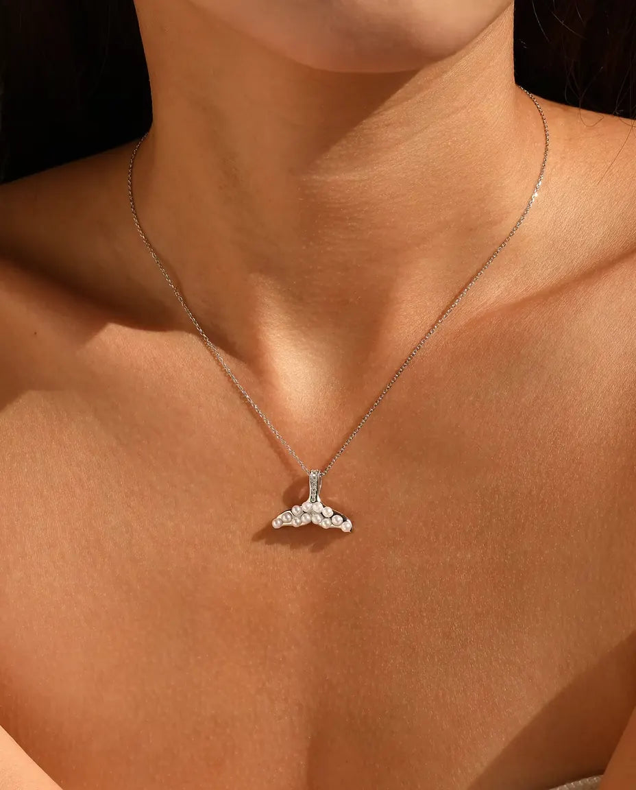 Collar Cola de Ballena con Perlas Blancas - aleta de plata y asa en pavé, cadena 40+5 cm, plata de ley 925