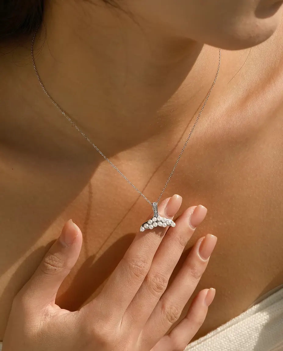 Collar Cola de Ballena con Perlas Blancas - aleta de plata y asa en pavé, cadena 40+5 cm, plata de ley 925